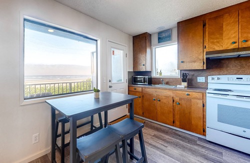 Edgewater Shores Cottage | Cape Cod Cottages #9 - Beachfront with Hot Tub!