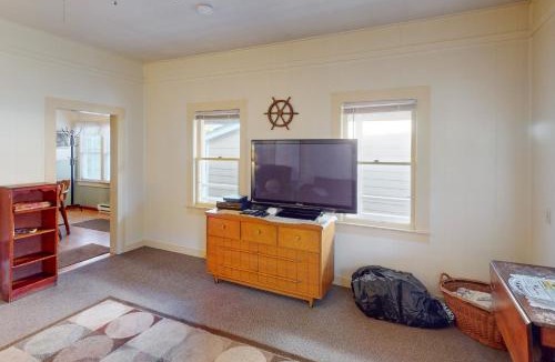 Rockaway Beach House | Captain's Cottage