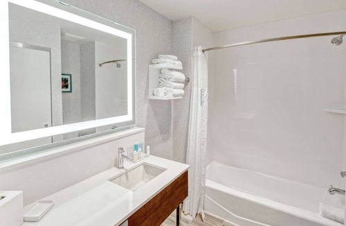 Cardiff-by-the-Sea Hotel | Cardiff Beach King Room w/Breakfast, Gym & Pool