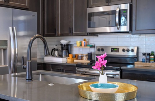 Carlton House | Carlton Townhouse No. 2 Private Hot Tub Dog Friendly 1 BK to Wine-Dining