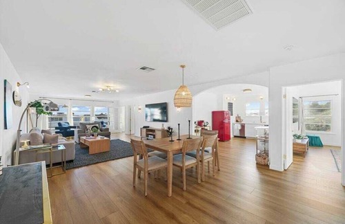 Eastern Malibu Apartment | Casa Aurelia & Valentina by Oraklus