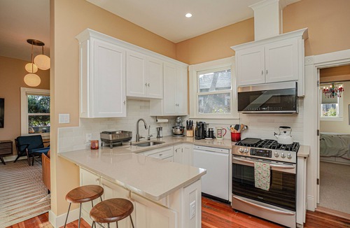 Ashland House | Casa Soleil: Luxurious Cottage Steps Away from Downtown Ashland