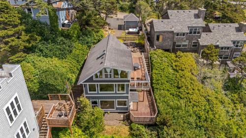 Newport House | Castello Del Mare - Ocean views Hot tub Dogs OK
