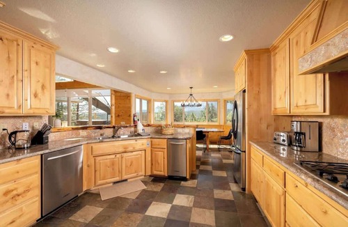 Castle Glen Estates House | Castle Rock. Spa, BBQ, and the Best Views. AC