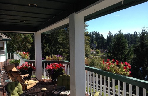 Lacey House | Casual Comfort. Beautiful Location.