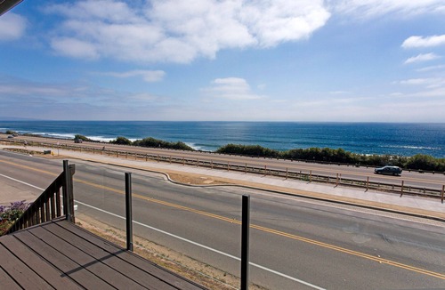 Cardiff-by-the-Sea House | Catch some waves! Panoramic ocean views!- Cardiff Surfer's Hideaway