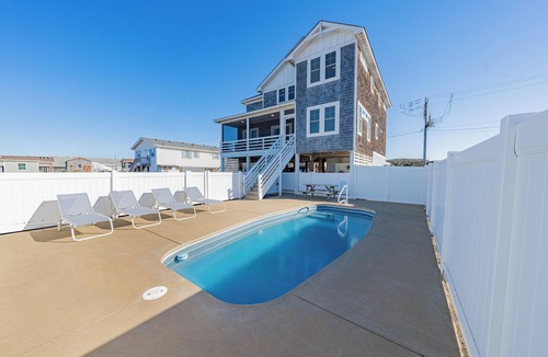 Colington Cottage | Catching Rays: Award-Winning Retreat + Pool