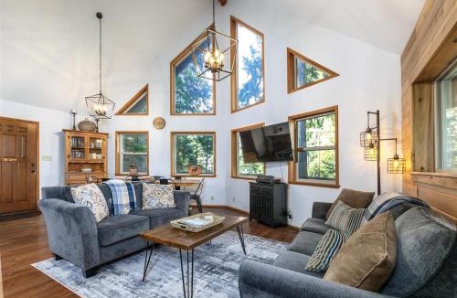 Packwood House | Cedar Grove Lodge | BBQ | Wifi, Hot tub, AC