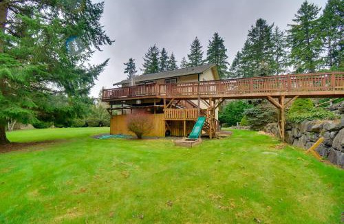 Rollingbay House | Central 4-Acre Cottage w/Deck: Walk to Bay!