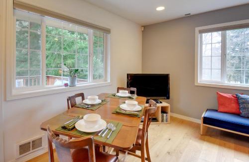 Rollingbay House | Central 4-Acre Cottage w/Deck: Walk to Bay!