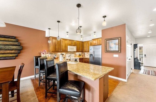 Post Falls Condo | Central Post Falls Condo with River View & Balcony BBQ