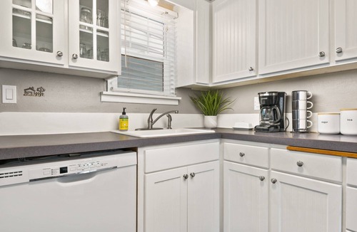 Newberg House | Central Single Level Newberg Retreat, Pet Friendly, Fenced Backyard, Walk 2 Food, Drinks, University