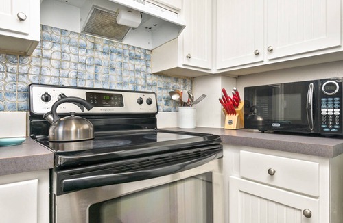 Newberg House | Central Single Level Newberg Retreat, Pet Friendly, Fenced Backyard, Walk 2 Food, Drinks, University