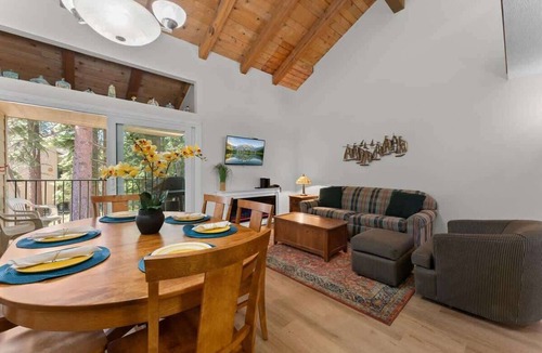Carnelian Woods Condo | Central Townhome with Summer Pool and Walk to Lake!