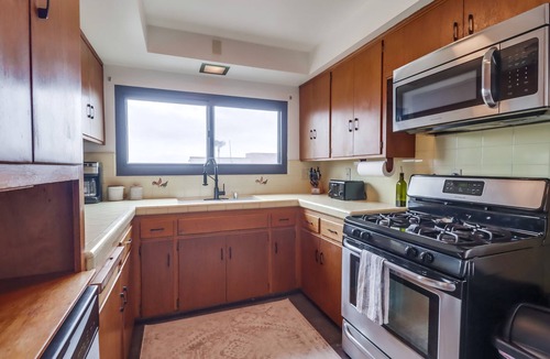 Harborview House | Centrally Located Little Italy Bayview House