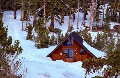Mammoth Lakes Ski Chalet | Chalet 01 by Mammoth Mountain Chalets