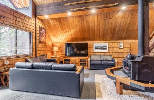 Mammoth Lakes Ski Chalet | Chalet 04 by Mammoth Mountain Chalets
