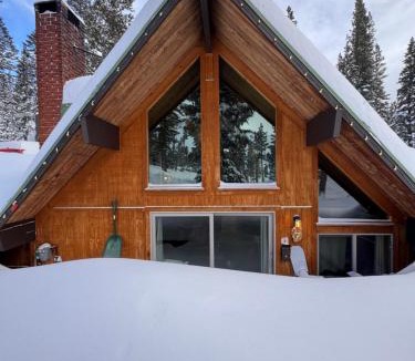 Mammoth Lakes Ski Chalet | Chalet 07 by Mammoth Mountain Chalets