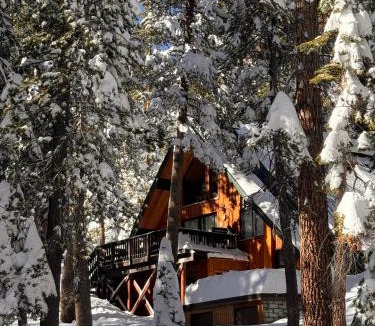 Mammoth Lakes Ski Chalet | Chalet 23 by Mammoth Mountain Chalets