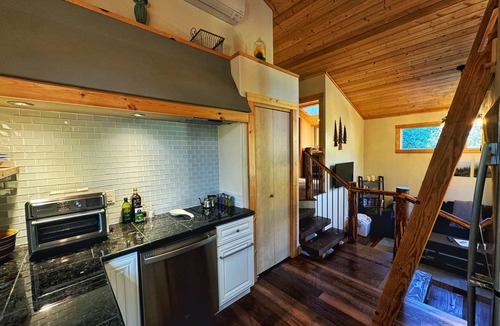 Grants Pass House | Chalet in the woods guesthouse.
