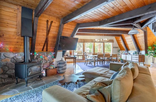 Tahoma House | Chamberlands Charmer w/Hot Tub!