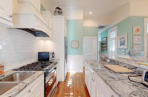 Saint Simons Island Cottage | Charleston-style cottage w/lovely decks, steps to the beach & pools