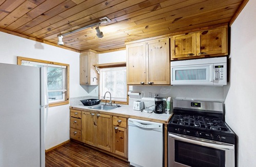 Cobb Condo | Charming 1 bedroom Cabin with King bed, Queen Sofa Sleeper, WIFI, Kitchen, Deck