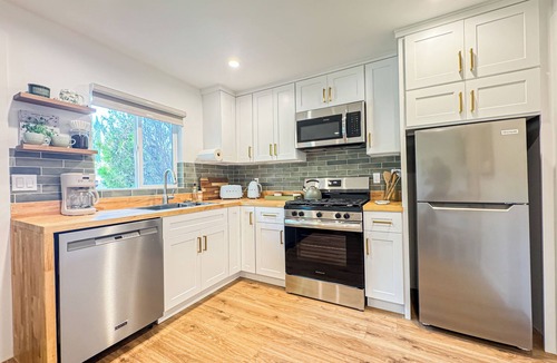 Woodland Hills House | Charming 1-Bedroom Oasis in Woodland Hills- RE