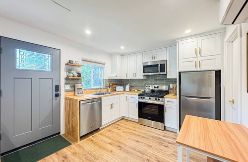 Woodland Hills House | Charming 1-Bedroom Oasis in Woodland Hills- RE