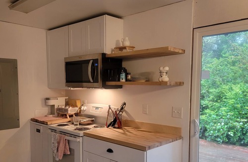 Cohassett Beach House | Charming 2-bd house in Westport, dog friendly, leisurely 8 min walk to beach