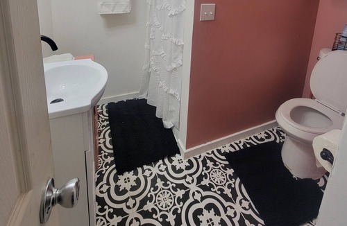 Cohassett Beach House | Charming 2-bd house in Westport, dog friendly, leisurely 8 min walk to beach