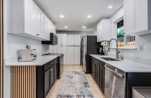 University Place House | Charming 2-bedroom house in welcoming University Place with AC