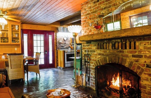 Kelso House | Charming 2-bedroom A-Frame log cabin house with WiFi, AC in Kelso