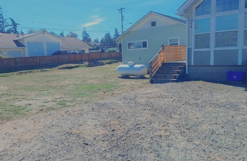North Bend House | Charming 2-bedroom house with AC, WiFi in North Bend, pets ok, crabbing tools