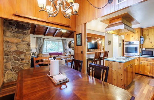 Idyllwild Cabin | Charming 2-bedroom cabin in Idyllwild, right on Strawberry Creek, close to town