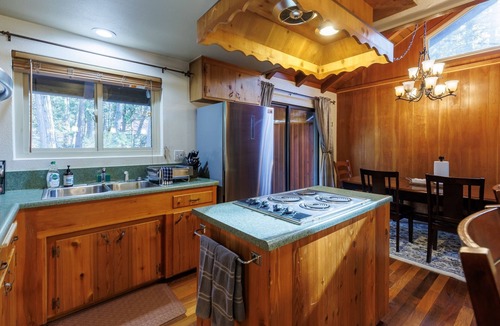Idyllwild Cabin | Charming 2-bedroom cabin in Idyllwild, right on Strawberry Creek, close to town