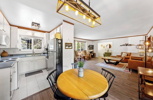 Idyllwild Cabin | Charming 3-bedroom cabin with AC, WiFi in serene Idyllwild-Pine Cove