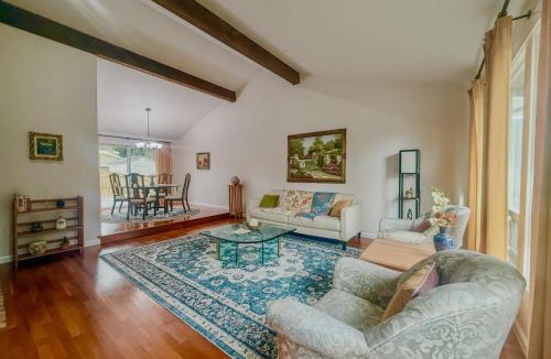 Lake Forest Park House | Charming 3-Bedroom House in Lake Forest Park