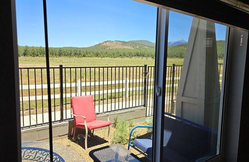 Flagstaff House | Charming 3-bedroom house with WiFi and a scenic forest view in Belmont