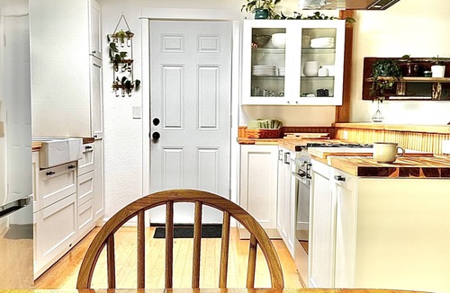 Mount Vernon House | Charming, 3 BR Home on a corner lot in Mount Vernon.