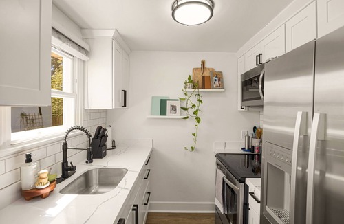 Des Moines House | Charming 3BR Home in South Seattle 5min to Light Rail. Private Yard & Deck