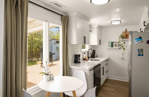 Des Moines House | Charming 3BR Home in South Seattle 5min to Light Rail. Private Yard & Deck
