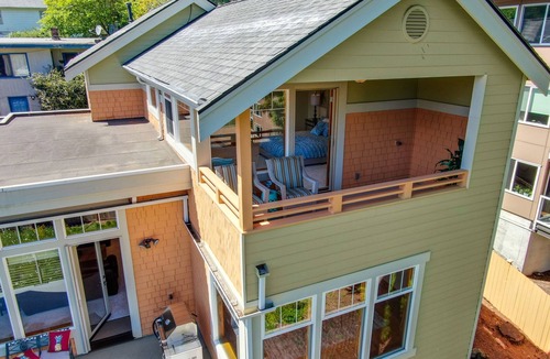 Lake Forest Park House | Charming 4-bedroom bungalow with AC, office, fireplace & lake view