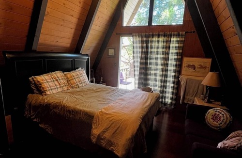 Big Bear City Ski Chalet | Charming 4-bedroom chalet with WiFi, AC in lovely Big Bear