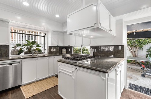 Balboa Island House | Charming 5BR Mid-Century Bayfront Retreat with Floor-to-Ceiling Windows!