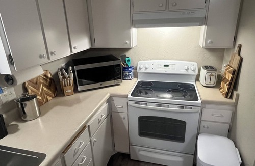 Springfield House | Charming and relaxing 2-bedroom house in quaint Springfield with AC. Sleeps 6.