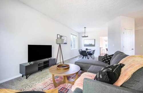 Oak Hills House | Charming Beaverton 6BR w/Parking, nr Retail & Groceries, by Blueground