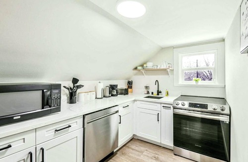 Renton House | Charming & Bright Gem: Awesome Location/AC/Laundry