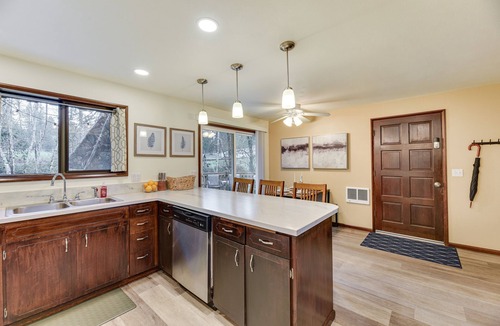 Adna House | Charming Chehalis Retreat w/Outdoor Grill + Deck!