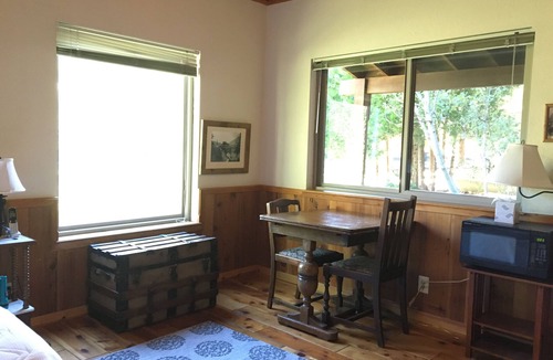 Dorrington Cottage | Charming Cottage Just Behind The Historic Dorrington Hotel!